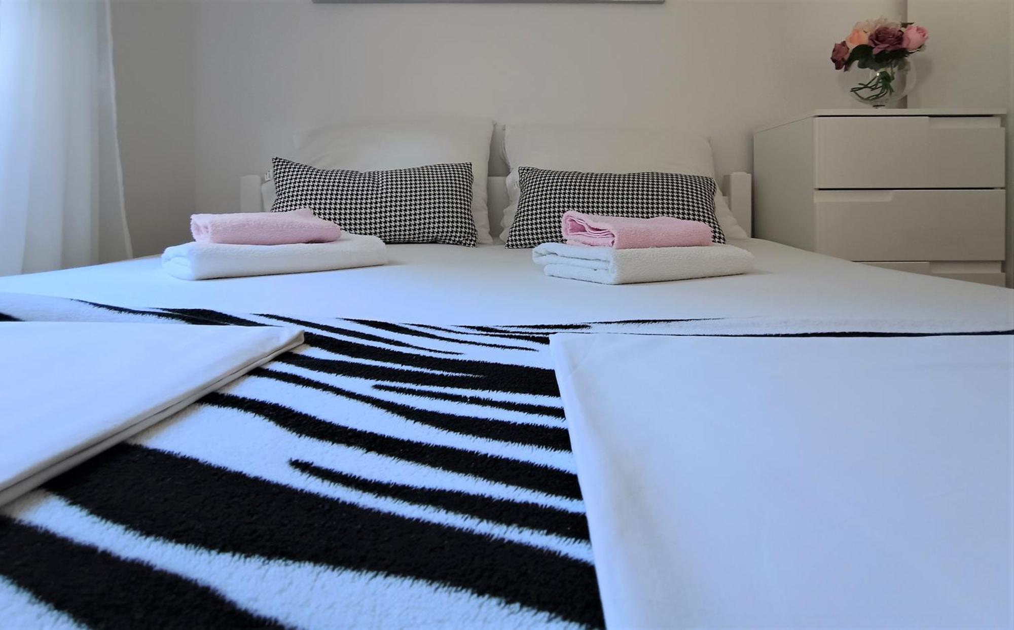 Apartments Vuleta Паг Экстерьер фото